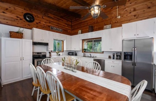 Oakhurst House | Yosemite Pines in Oakhurst with Hot Tub/Fireplace/Firepit/Pet Friendly