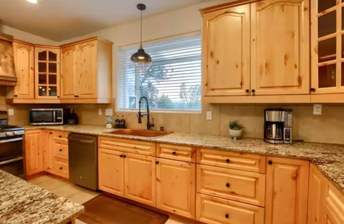 Mariposa House | Yosemite Quail Ridge Comforts with WiFi and Hot tub