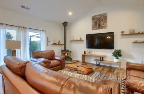 Mariposa House | Yosemite Quail Ridge Comforts with WiFi and Hot tub