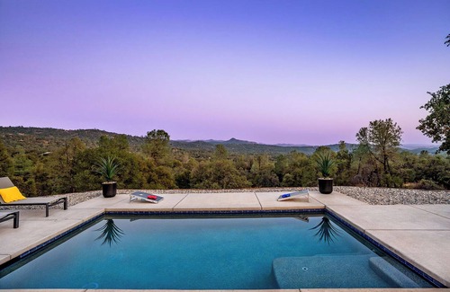 Mariposa House | Yosemite Serenity: Hilltop pool, hot tub and firepit!