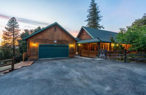 Mariposa House | Yosemite Villa - log cabin with spectacular views & stargazing