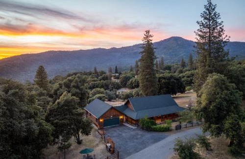 Mariposa House | Yosemite Villa - log cabin with spectacular views & stargazing