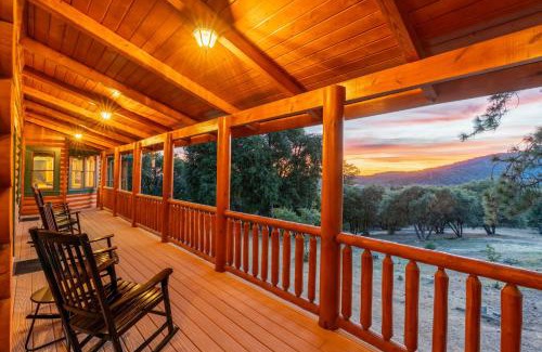 Mariposa House | Yosemite Villa - log cabin with spectacular views & stargazing
