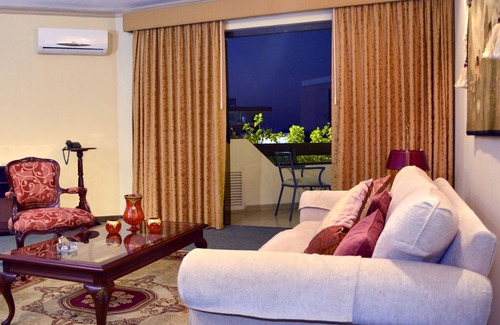 Santa Cruz Hotel | Yotau All Suites Hotel