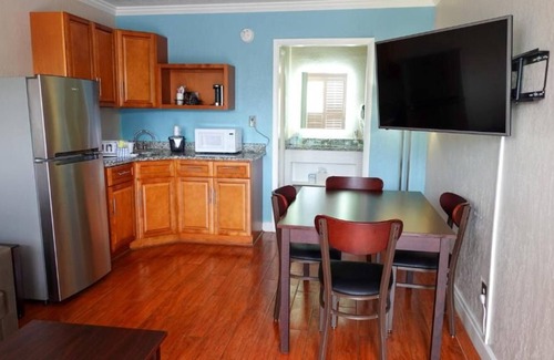 June Park House | You Found It! Free Breakfast, Free Parking, Pool