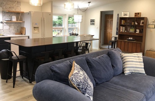 Holcombe House | You will love this Lake Holcombe lake home property suitable for large families