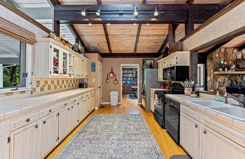 Lake Toxaway House | Your Blue Ridge Vacation Awaits in this Luxurious Lake-Front Home.