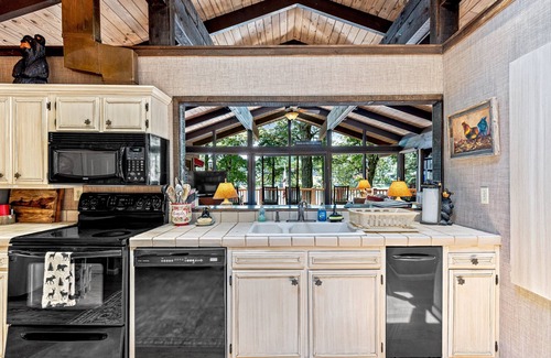 Lake Toxaway House | Your Blue Ridge Vacation Awaits in this Luxurious Lake-Front Home.