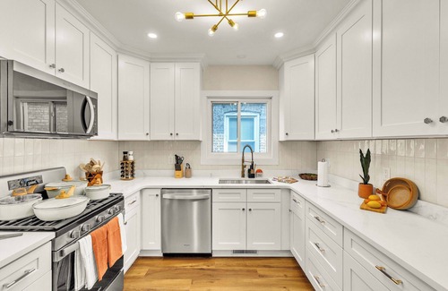 Brookfield House | Your Chicago Hub~ 4 minute Walk to Train~ Pets OK