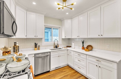 Brookfield House | Your Chicago Hub~ 4 minute Walk to Train~ Pets OK