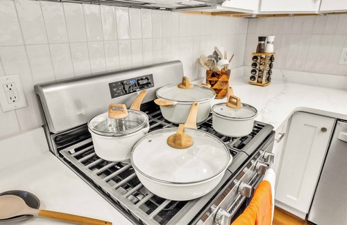 Brookfield House | Your Chicago Hub~ 4 minute Walk to Train~ Pets OK