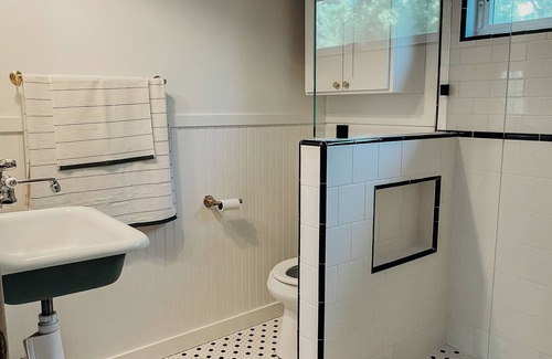 Los Cerritos Apartment | Your Cozy, Pet-Friendly Hub: Modern Comforts Near Beaches & Entertainment!
