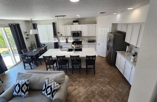 El Centro House | Your Dream 5 BR Getaway -Sleeps 11+-Great Location