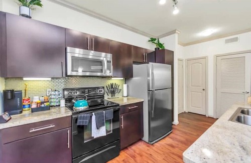South Main Apartment | Your Emerald Luxury Escape-King Suite/MED/NRG/DTWN
