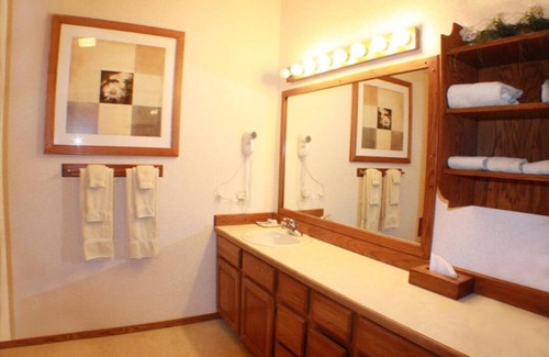Ucross House | Your Home Away from Home! Onsite Bar, Outdoor Pool, Free Parking and Breakfast!