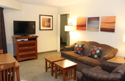 Vancouver Resort | Your Home Away From Home! 3 Comfortable Units, Free Breakfast, Outdoor Pool!