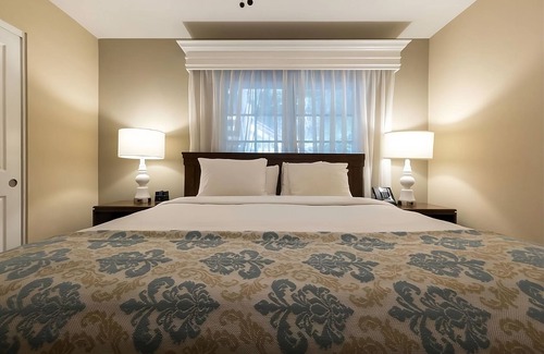 Del Mar Hotel | Your Home Away From Home! 2 Classy Units, Full Kitchen and Parking!