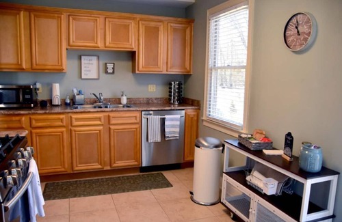 East Memphis Cottage | Your Home away from Home in Memphis, Tn. Minutes from all Memphis attractions