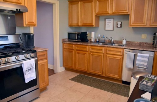 East Memphis Cottage | Your Home away from Home in Memphis, Tn. Minutes from all Memphis attractions