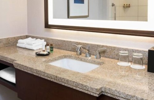 Pinch District House | Your Home Away From Home! 4 Great Units, Restaurant and Bar