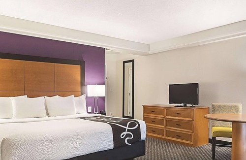 Guasti Hotel | Your Home Away From Home! Spacious Unit. Close to Cucamonga-Guasti Regional Park