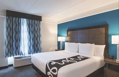 Orlando House | Your Home Away From Home! 4 Convenient Units, Pool, Pets Allowed