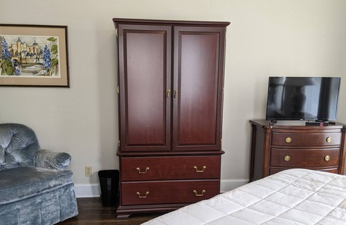 Wooster Apartment | /Your home away from home! One bedroom apt. in 1920's Dutch Colonial. Near COW..