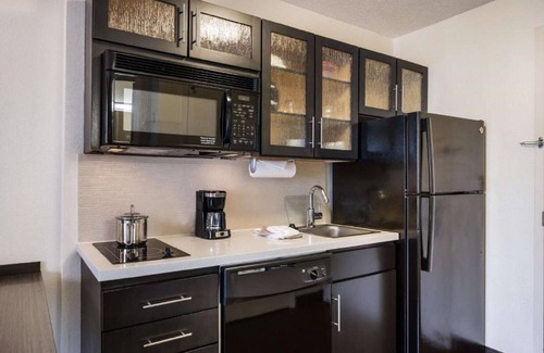 Gwinnett Place Hotel | Your Home Away From Home! 4 Posh Units, Short Drive to Webb Bridge Park