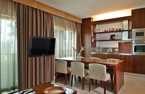 Albufeira Hotel | Your Home Away From Home! Fully-equipped Kitchen, Beach Access, Outdoor Pool!