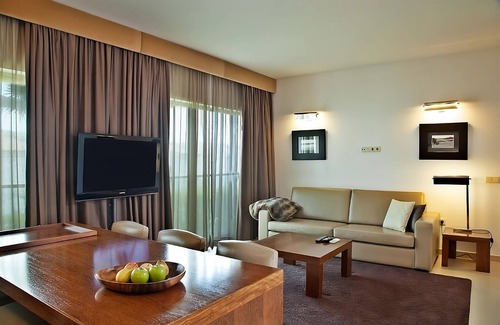 Albufeira Hotel | Your Home Away From Home! Fully-equipped Kitchen, Beach Access, Outdoor Pool!