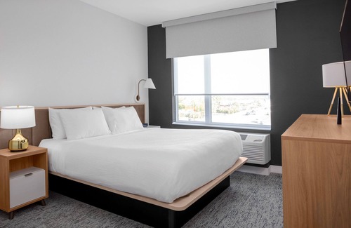 Clearwater Hotel | Your Home Away From Home! 2 Serene Units, Free Breakfast, Free Parking, Pool