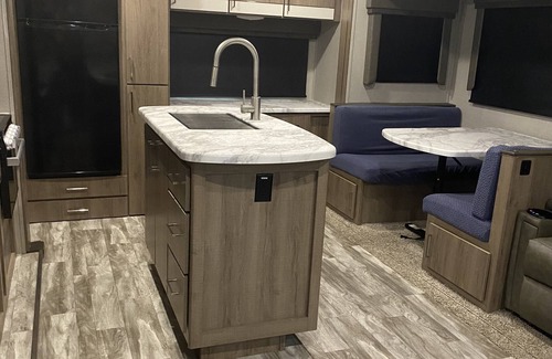 Urbana House | Your Home Away: Prime Accommodations for Traveling Pros Seeking Relaxing Stay!
