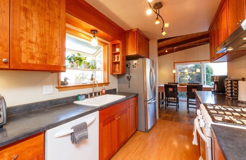 McKinleyville House | 🌲Your Home Base for Exploring the Redwoods! Pet Friendly, Complete with Hot Tub!🐾