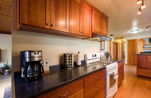 McKinleyville House | 🌲Your Home Base for Exploring the Redwoods! Pet Friendly, Complete with Hot Tub!🐾