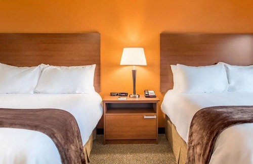 Hurricane Hotel | Your Home Base for Zion: Full Kitchen, Pet-Friendly, Pool!