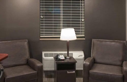 Hurricane Hotel | Your Home Base for Zion: Full Kitchen, Pet-Friendly, Pool!