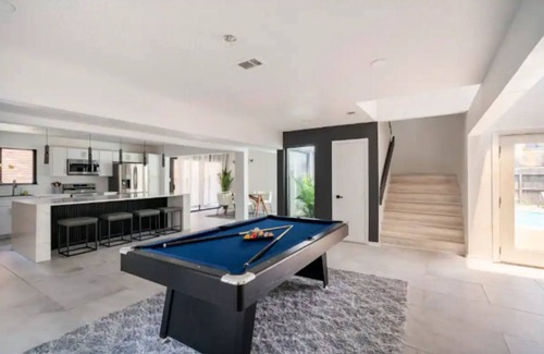 Greater Fondren Southwest House | Your home with 10beds,Backyard,Pool table, free parking, pet friendly