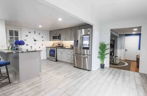 Belleville Apartment | Your Luxe Getaway! Experience contemporary Luxury!