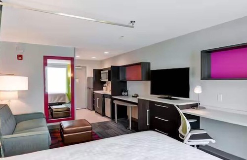 Lake Hamilton Hotel | Your Oasis Awaits! Full Kitchen, Pool, Pet-friendly, Free Breakfast & Parking!