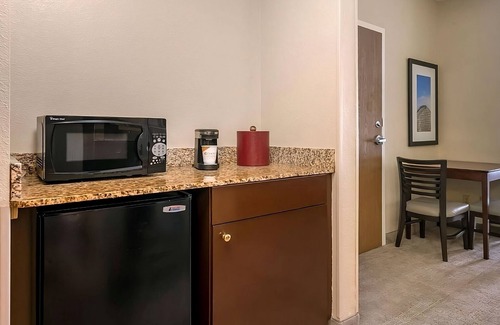 Florida Center Hotel | Your Orlando Adventure Starts Here! Pets Allowed and Outdoor Pool, Near SeaWorld