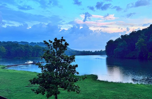 Bruner House | Your Own Private Lake & Lodge—The Midwest’s Hidden Gem Retreat