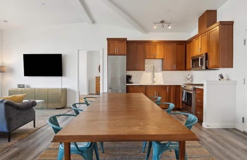 Buckman Neighborhood Apartment | Your Perfect 3-Bedroom Retreat