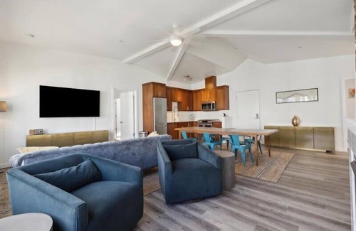 Buckman Neighborhood Apartment | Your Perfect 3-Bedroom Retreat