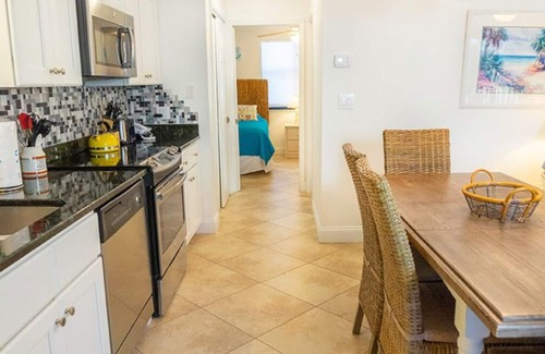 Sanibel Condo | Your Perfect Getaway Awaits: Charming Sanibel Island villa with private beach - Signal Inn 11