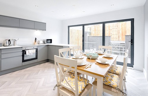 Cwmbrwla House | Your perfect stay! Swansea City Centre