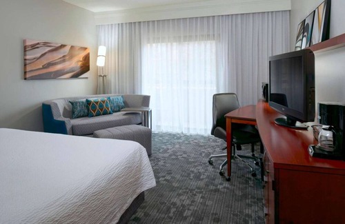 Waldron Hotel | Your Pet-Friendly Vacation Space Near Harley-Davidson Factory! Airport Shuttle!