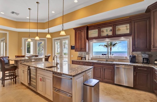 Islamorada House | Your PRIVATE OCEANFRONT ESTATE awaits! Dive into the Infinity Pool & 150' Beach