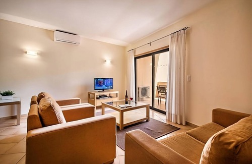 Praia da Luz Hotel | Your Relaxing Getaway Awaits! Fully-equipped Kitchen, 3 Pools, Free Parking!