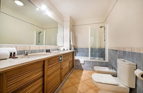 Praia da Luz Hotel | Your Relaxing Getaway Awaits! Fully-equipped Kitchen, 3 Pools, Free Parking!