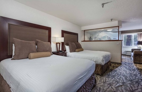 Orchard District Hotel | Your Relaxing Getaway Awaits! 2 Great Units, On-Site Restaurant, Free Parking